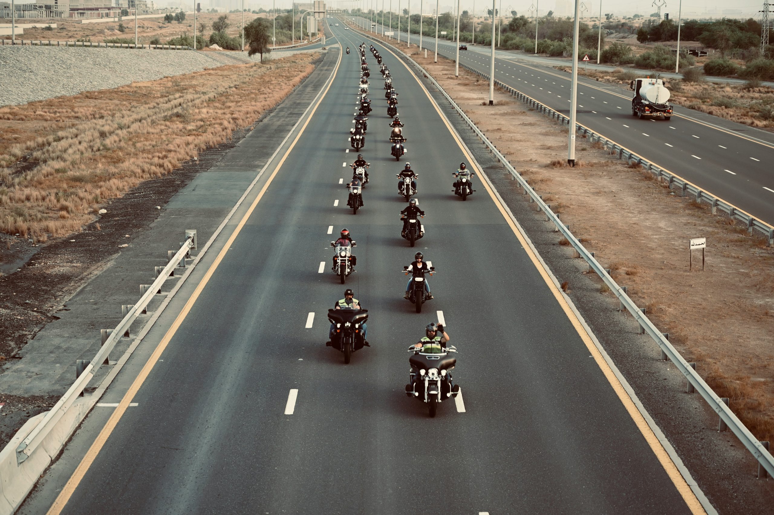 deep-sagar-srtV9vGlAVU-unsplash Menschen, die tagsüber Motorrad auf der Straße fahren