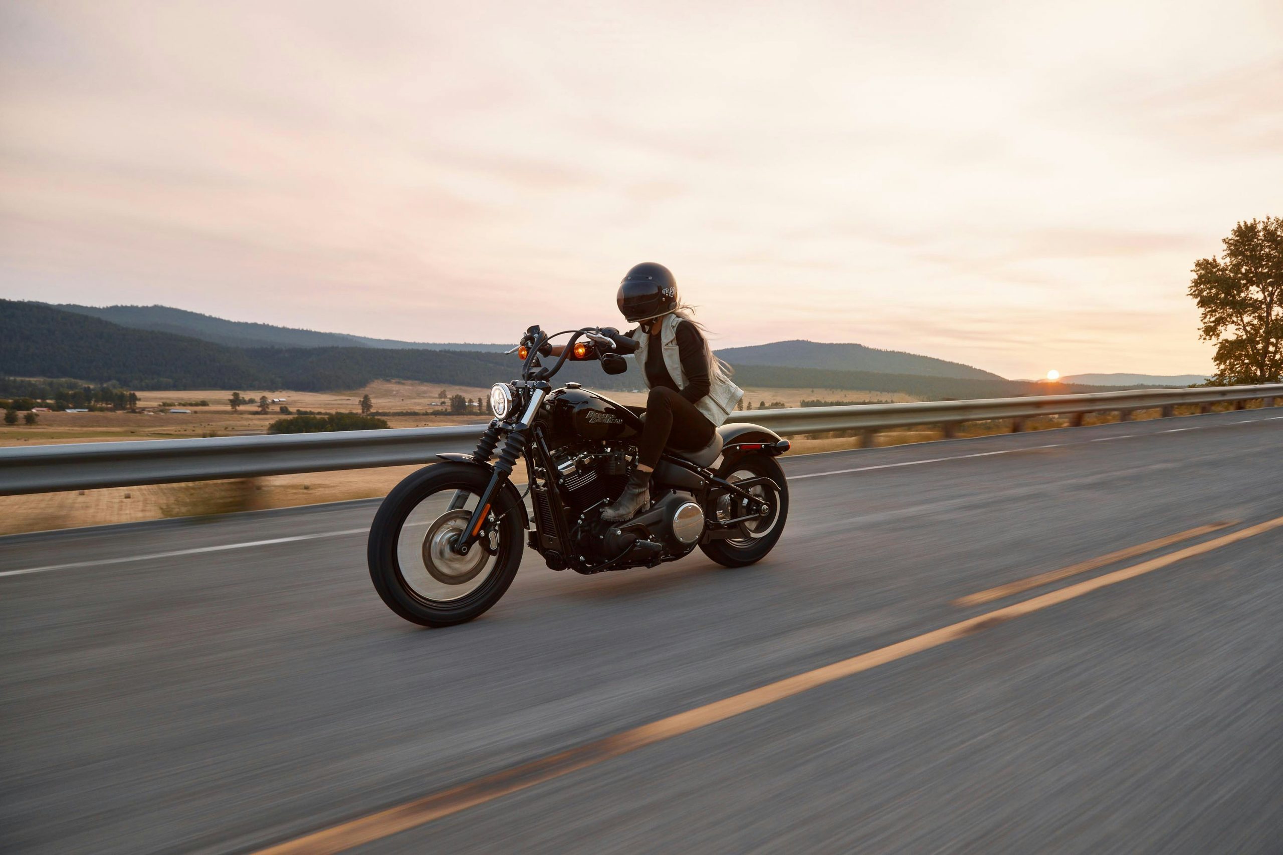 harley-davidson-zGzXsJUBQfs-unsplash Lady of Harley auf schwarzem Cruiser-Motorrad auf der Autobahn