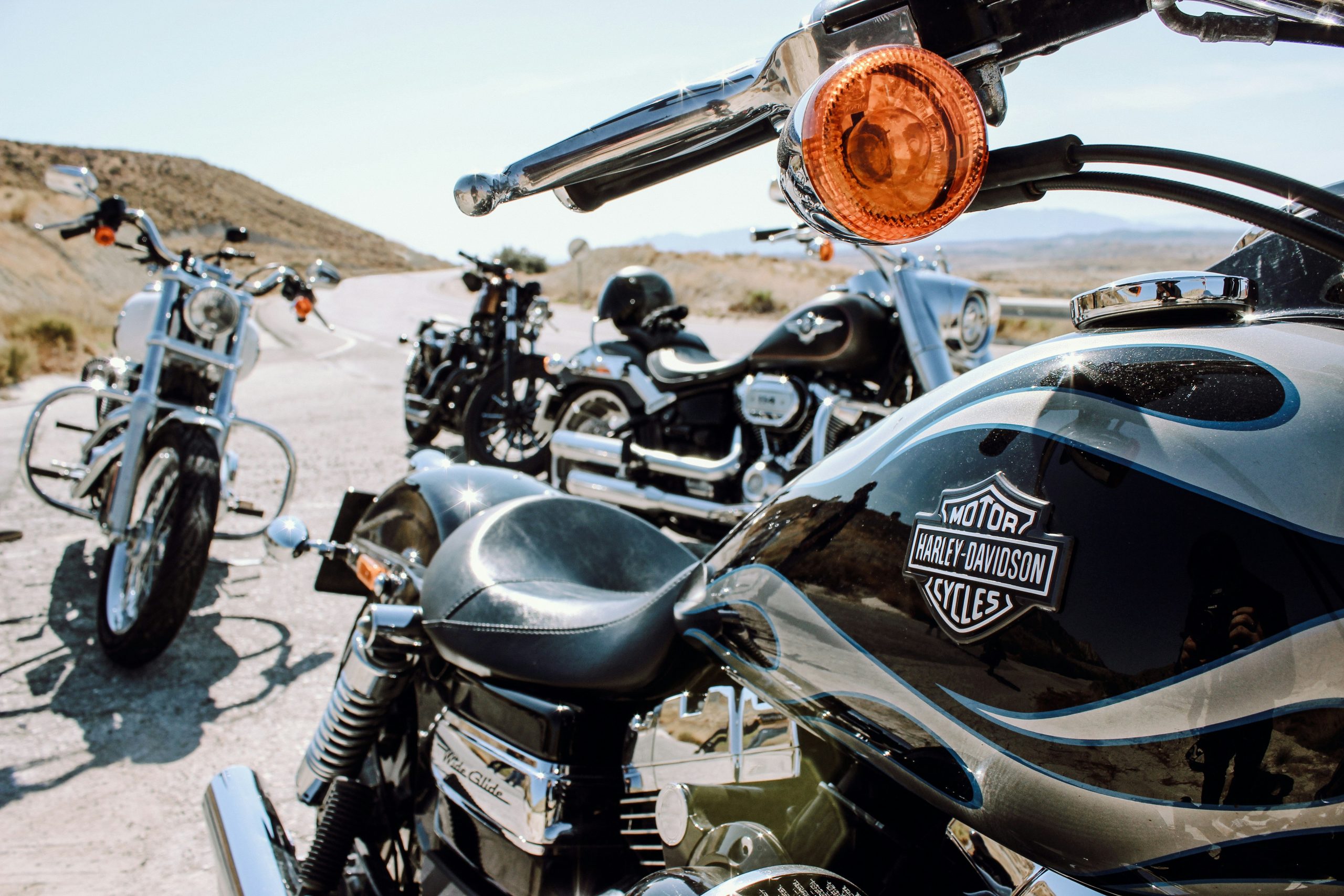 julen-nielfa-gracia-2rLD6JDHsdA-unsplash schwarz-silbernes Cruiser-Motorrad